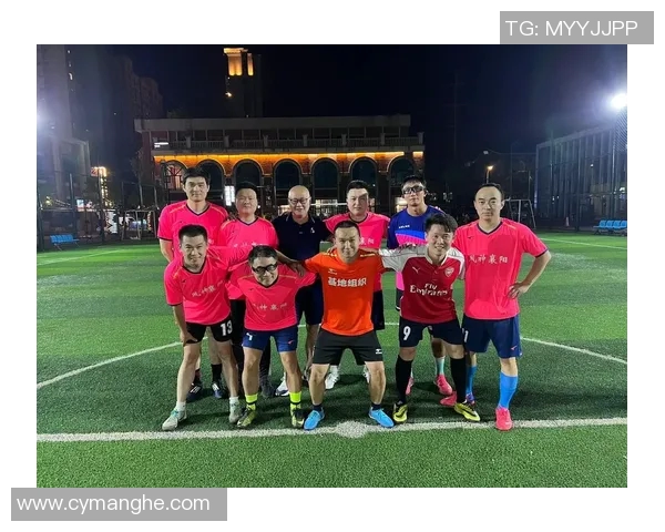 三人滑跪庆祝瞬间震撼全场 足球球星默契展现无与伦比团队精神